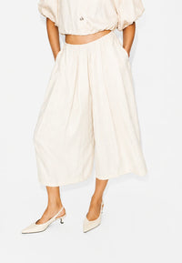Pleated Bermuda Pants