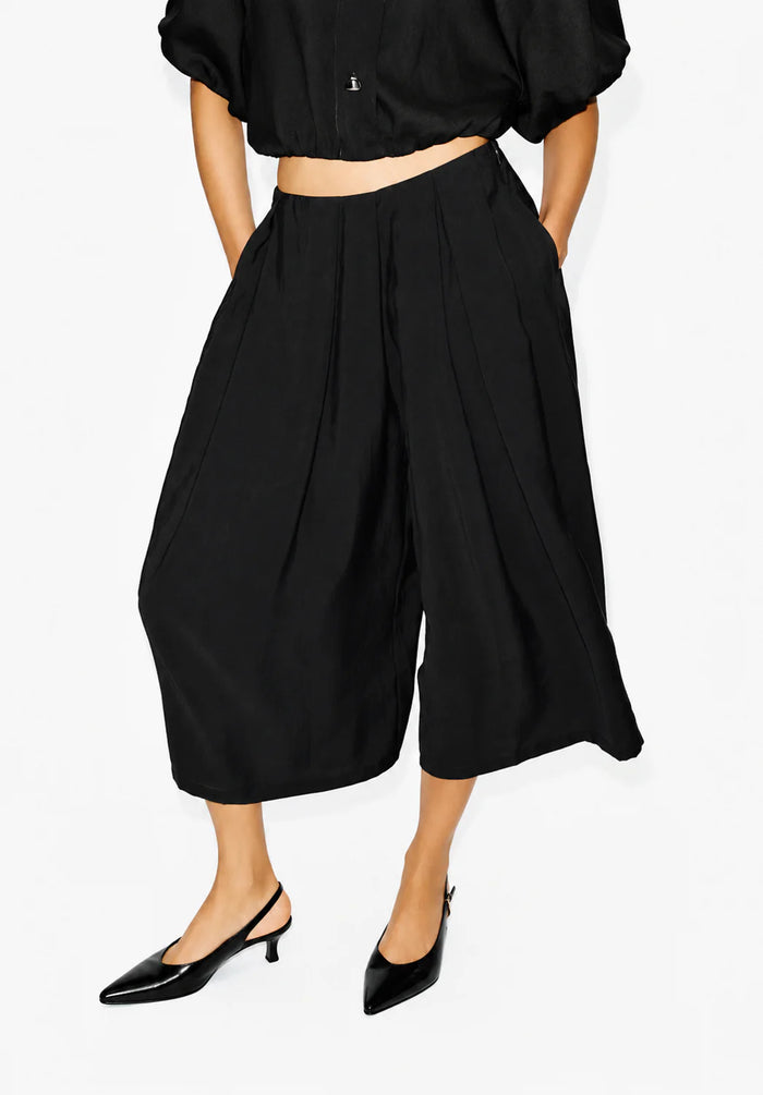 Pleated Bermuda Pants